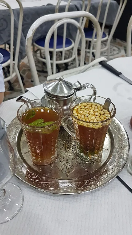 Thé À la Menthe Et Aux Pignons